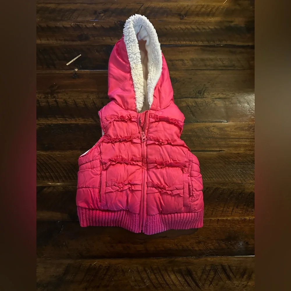 Old Navy Toddler Pink Puffer Vest Ruffle Hooded Size 12–18 Months. GUC